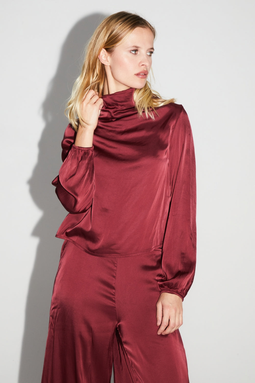 La Blouse Cléa Satin Viscose Strech Bordeaux Fabriquée En Italie