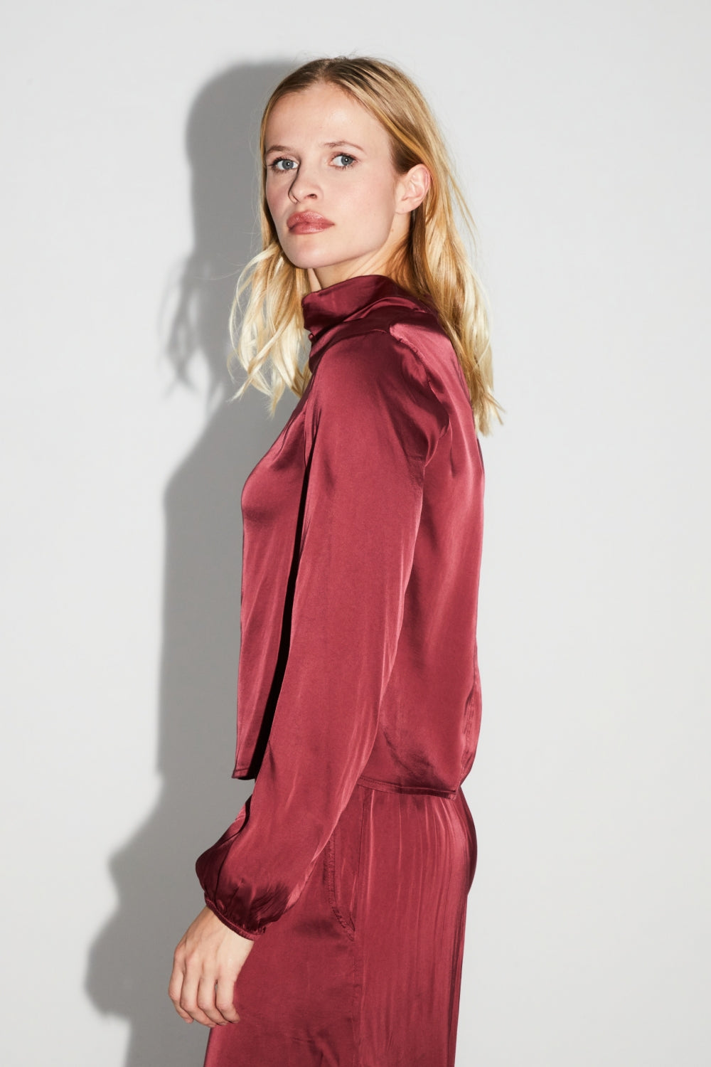 La Blouse Cléa Satin Viscose Strech Bordeaux Fabriquée En Italie