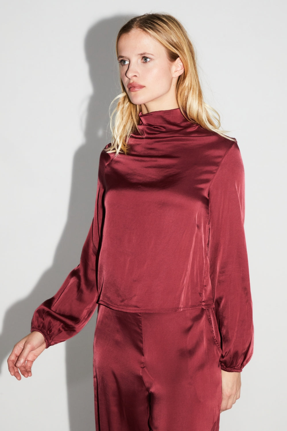 La Blouse Cléa Satin Viscose Strech Bordeaux Fabriquée En Italie