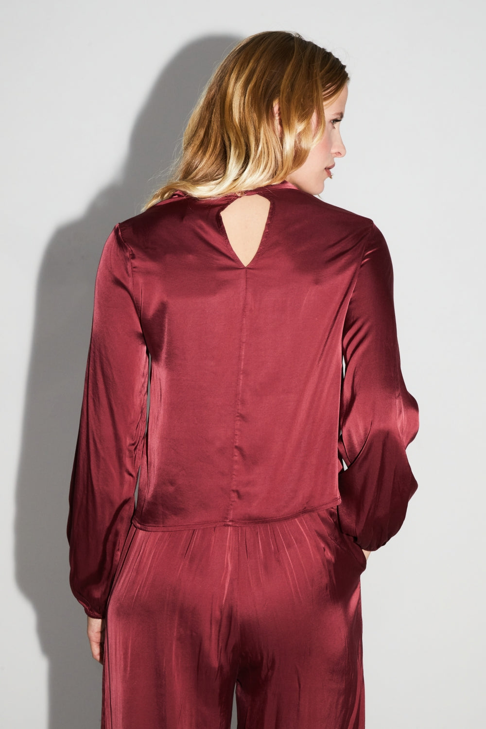 La Blouse Cléa Satin Viscose Strech Bordeaux Fabriquée En Italie