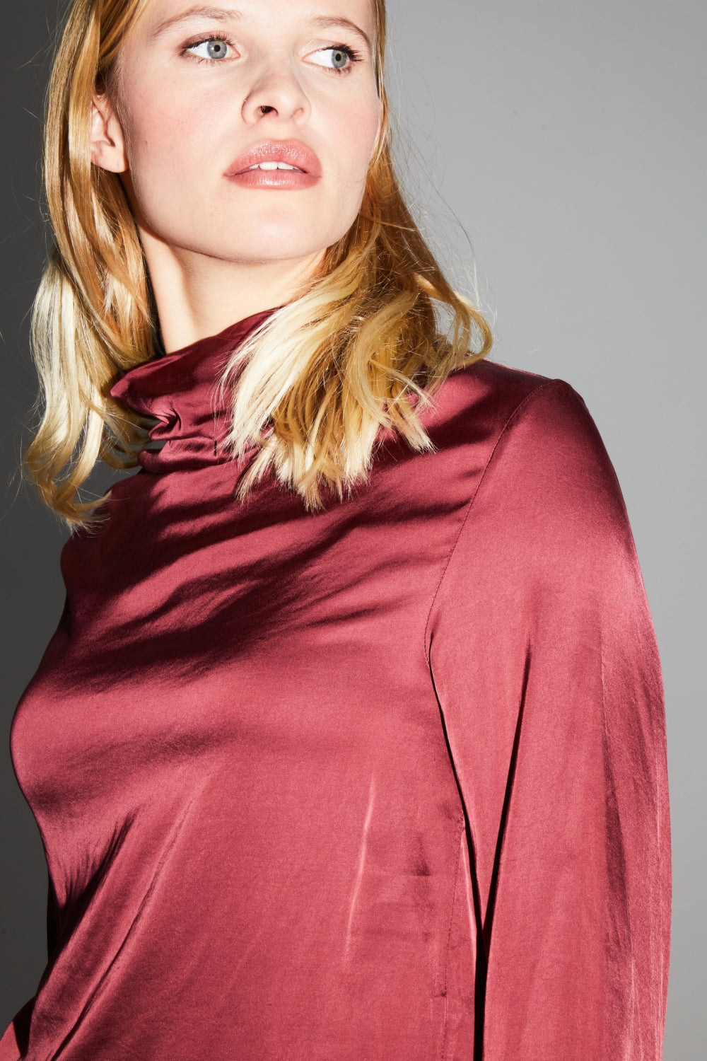 La Blouse Cléa Satin Viscose Strech Bordeaux Fabriquée En Italie