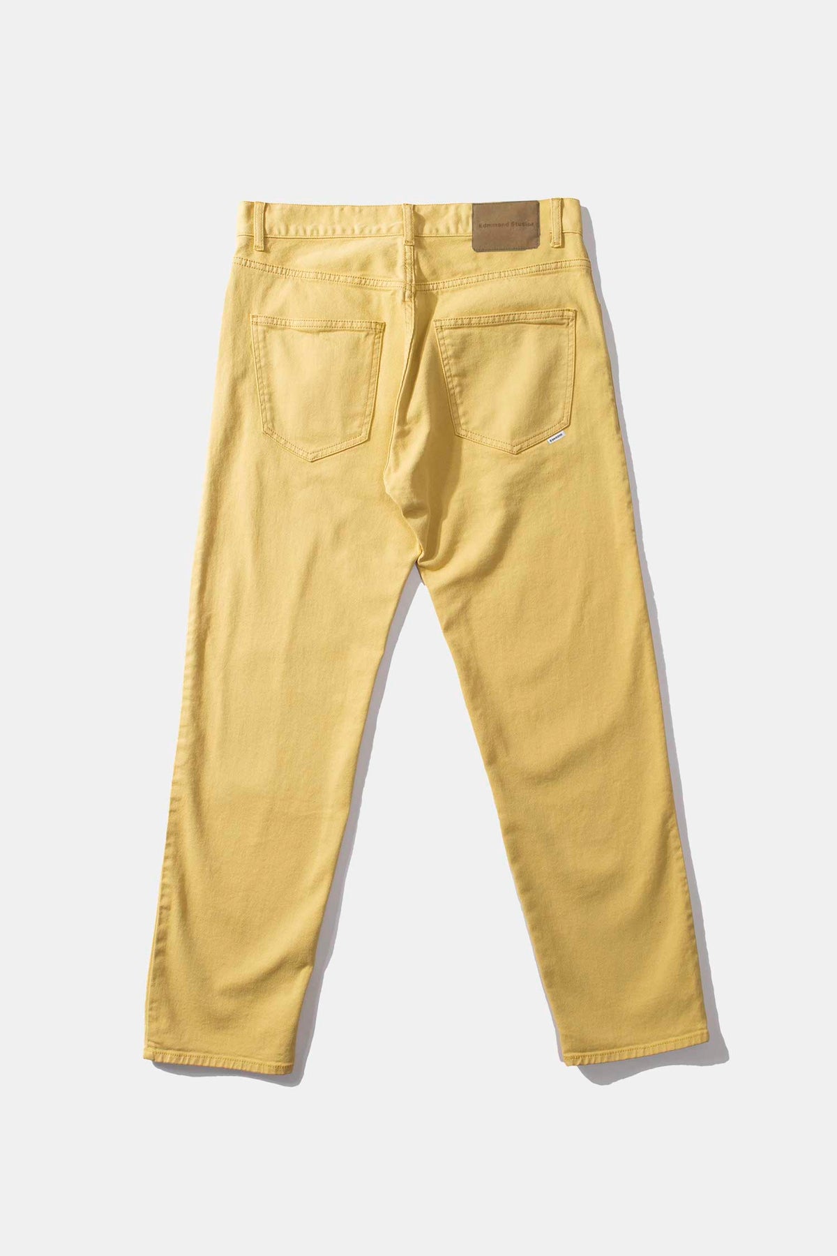 Avail pantalones color canela lisos