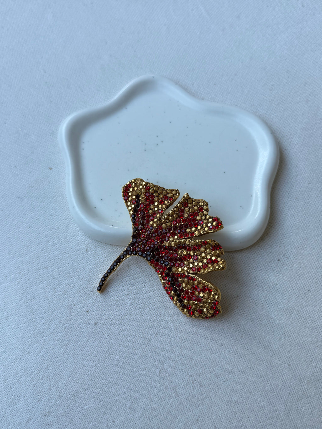 Broche vintage Xavier Loubens - Hoja dorada y pedrería roja
