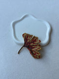 Broche vintage Xavier Loubens - Hoja dorada y pedrería roja