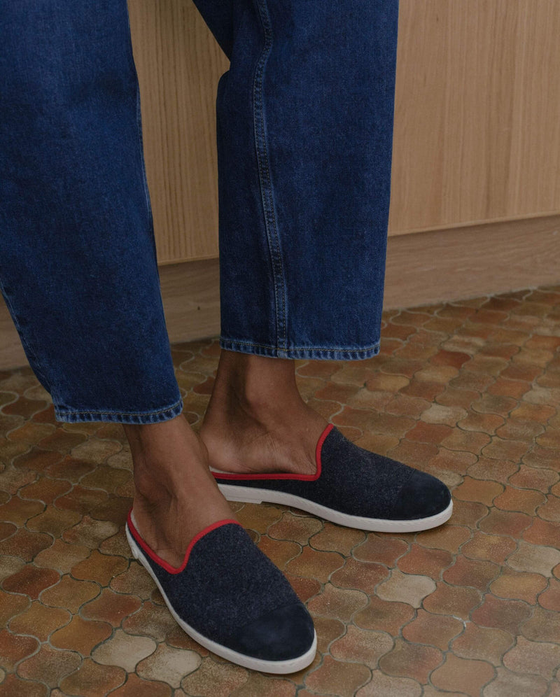 Mule homme laine, marine rouge Angarde  porté close up