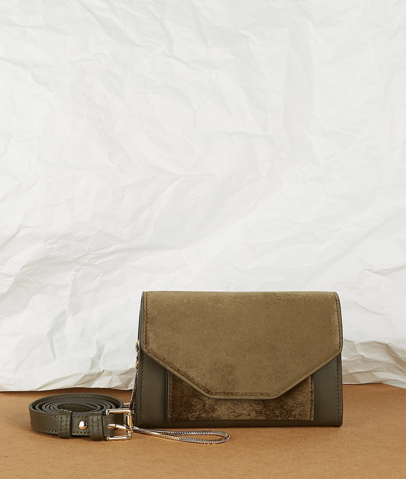 Pochette en velours textile taupe, munie d'une ceinture amovible en cuir pour la passer à la taille, et d'une chaîne dorée pour tout porté épaule. Le Papillon Velvet, par la maroquinerie PÖ&ME à Paris.