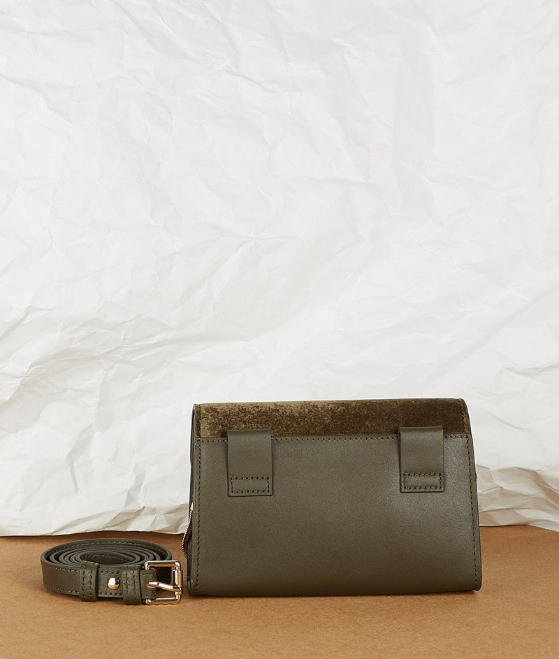 Pochette en velours textile taupe, munie d'une ceinture amovible en cuir pour la passer à la taille, et d'une chaîne dorée pour tout porté épaule. Le Papillon Velvet, par la maroquinerie PÖ&ME à Paris.