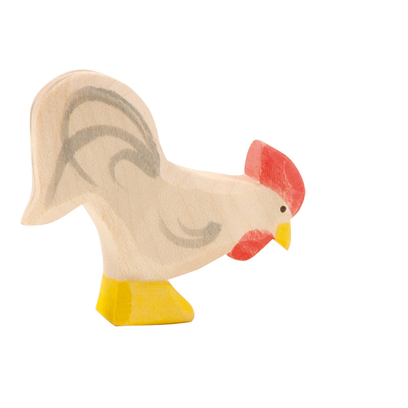Figura de madera de gallo blanco, fabricada de forma ética y artesanal. Selección de Ostheimer en amaetc.com, tienda conceptual ecológica para niños
