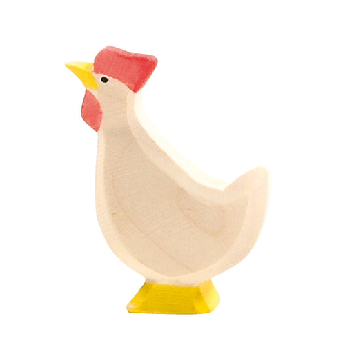 Figura de madera de gallina blanca, realizada de forma ética y artesanal. Selección de Ostheimer en amaetc.com, tienda conceptual ecológica para niños