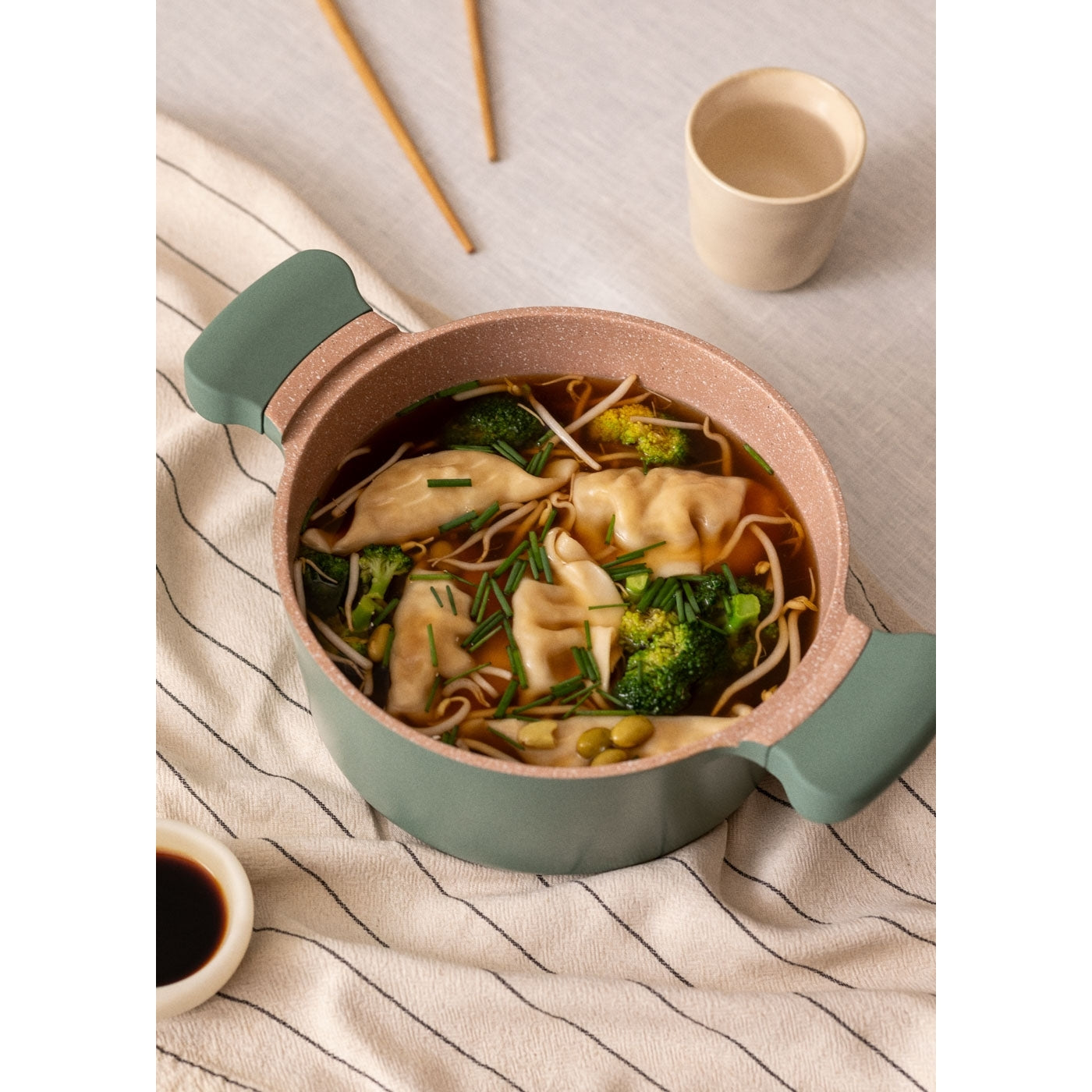 Pot Studio - Casserole En Fonte D'Aluminium Avec Poignées En Bakélite - 24Cm - Vert Sauge & Cuivre