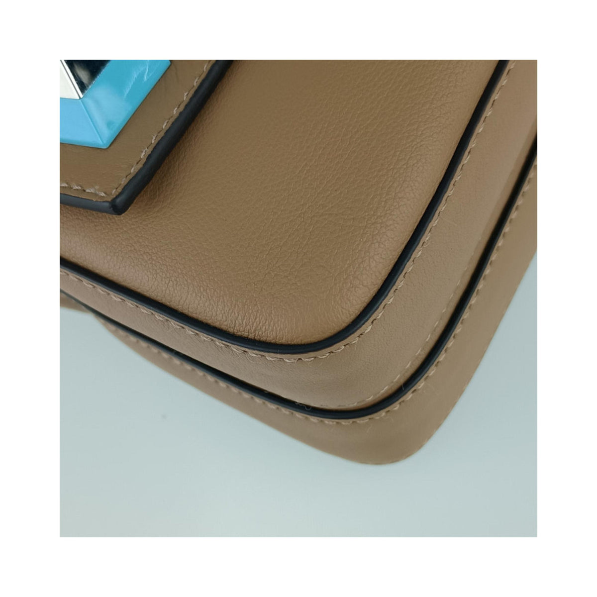 Sac À Main Fendi Chain Baguette Charm Nano Cuir - Beige