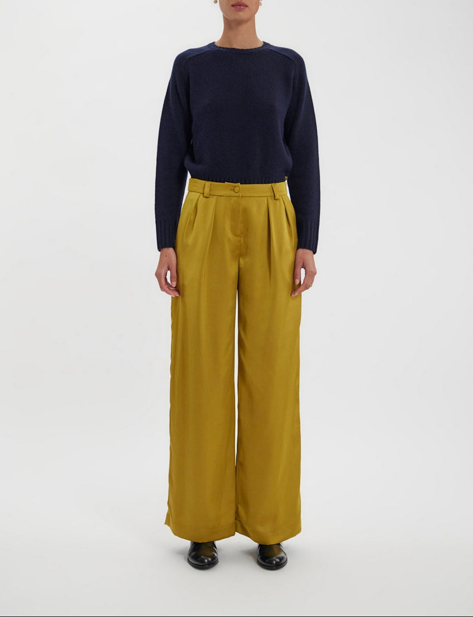 Ines De La Fressange – Pantalon Luciano - Moutarde, model iført mørkeblå striktrøje og sennepsgule bukser med vidde