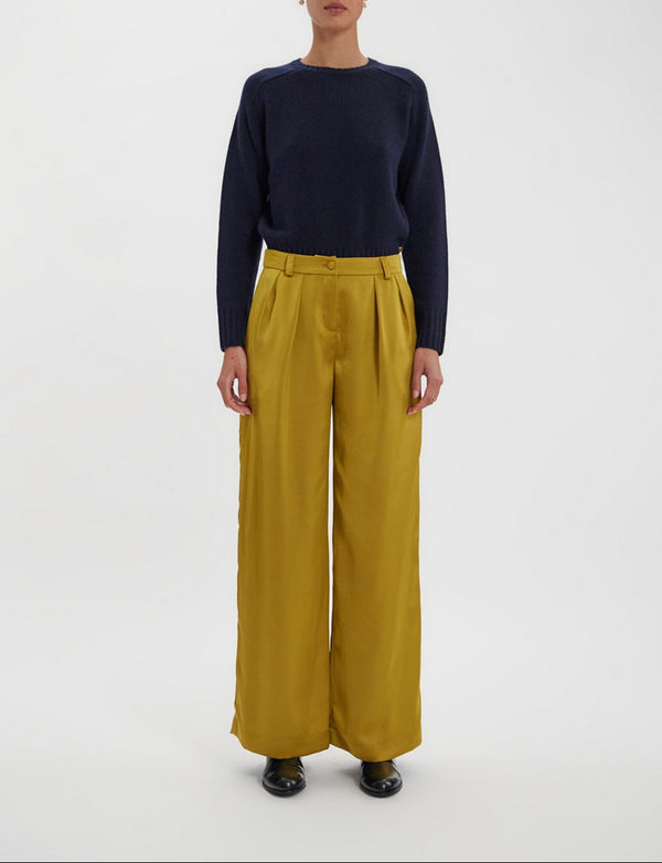 Ines De La Fressange – Pantalón Luciano - Mostaza, modelo con jersey azul marino y pantalón ancho amarillo mostaza