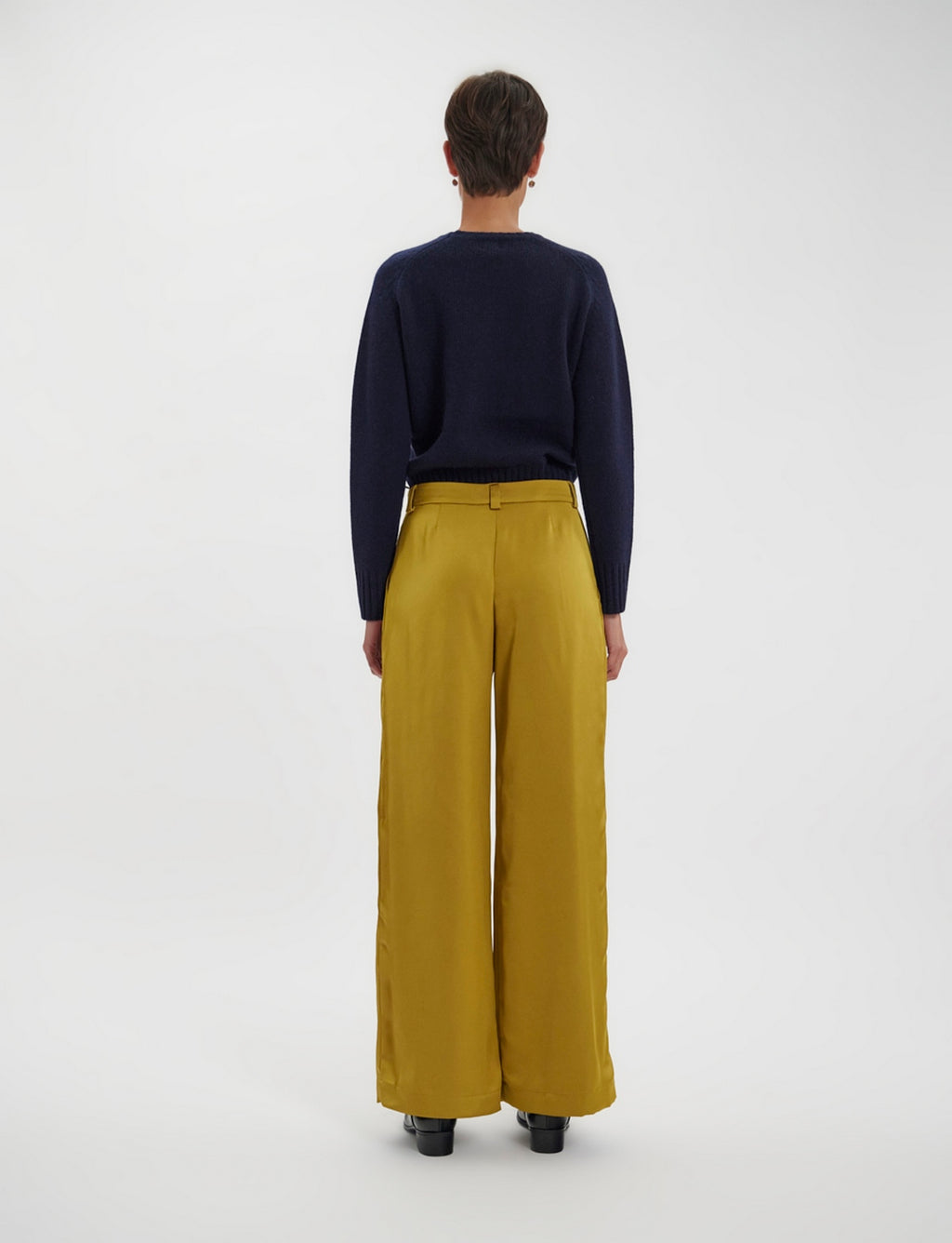 Ines De La Fressange – Pantalon Luciano - Moutarde, model set bagfra iført mørkeblå striktrøje og gule bukser