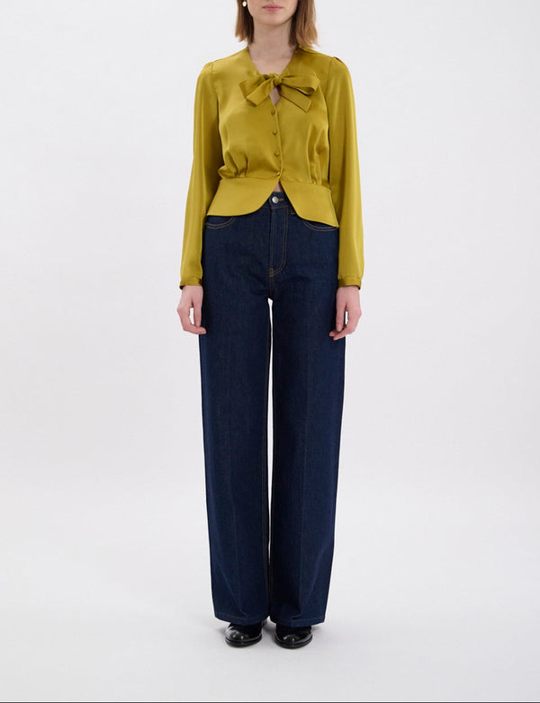 Ines De La Fressange – Top Emeline - Senfgelb, Model mit senfgelber Bluse und dunkelblauer Jeans