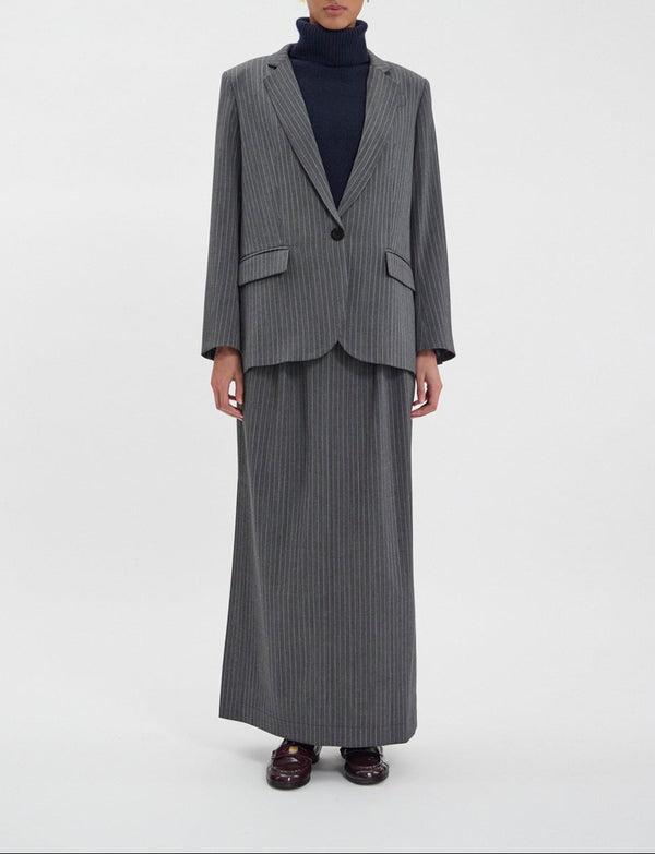 Ines De La Fressange – Chaqueta Bruna - Gris, modelo con un conjunto gris de blazer y falda larga a rayas