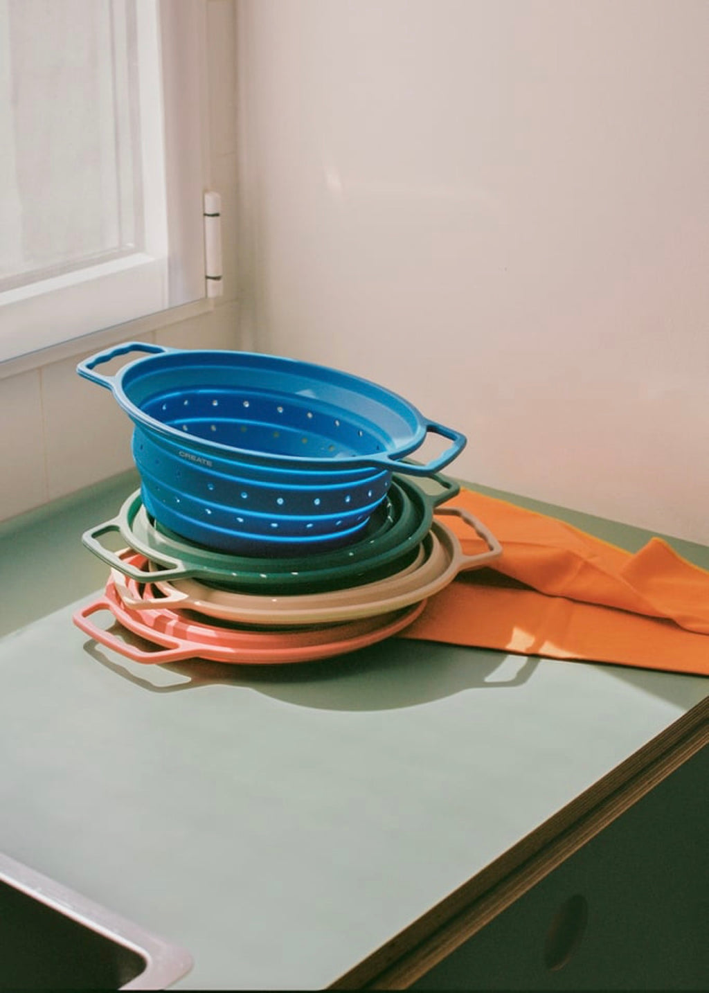 Kitchenware Studio - Passoire Pliante -  Bleu Cobalt