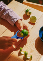 Kitchenware Studio - Pelador de frutas y verduras en forma de Y - Azul cobalto