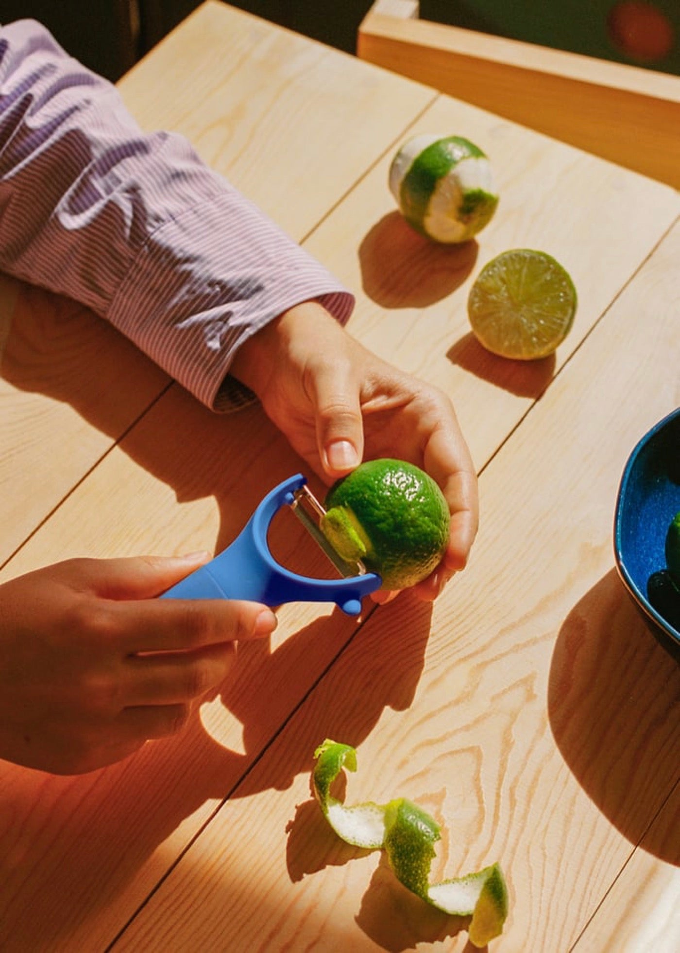 Kitchenware Studio - Pelador de frutas y verduras en forma de Y - Azul cobalto
