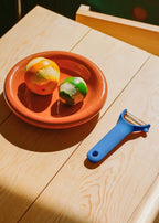 Kitchenware Studio - Pelador de frutas y verduras en forma de Y - Azul cobalto