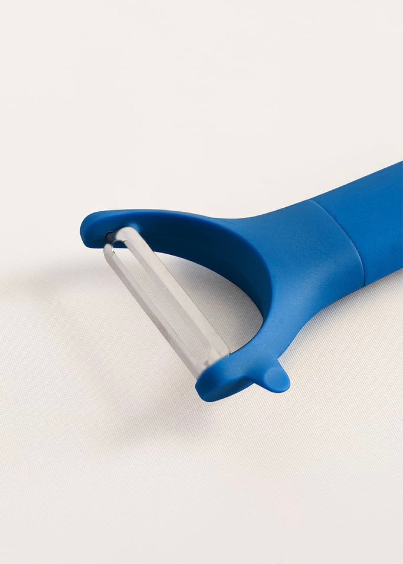 Kitchenware Studio - Pelador de frutas y verduras en forma de Y - Azul cobalto
