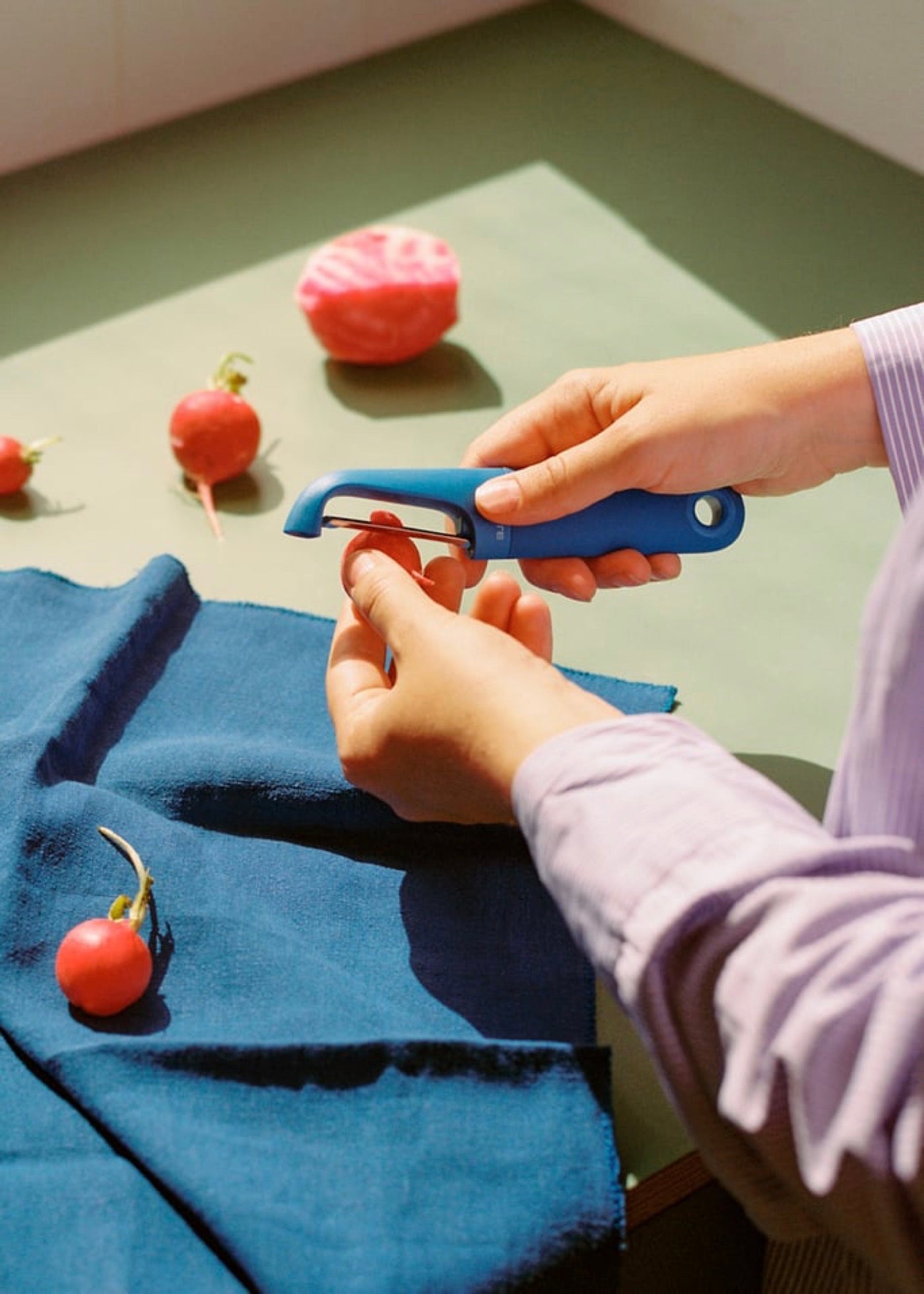 Kitchenware Studio - Pelador de frutas y verduras recto - Azul cobalto