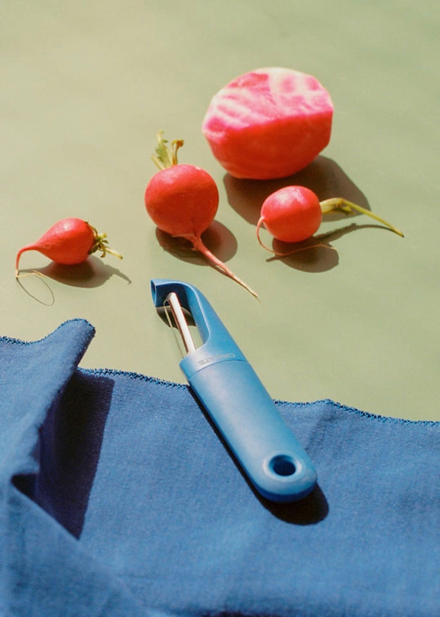 Kitchenware Studio - Pelador de frutas y verduras recto - Azul cobalto