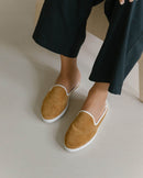 Mule cuir femme camel Angarde porté close up