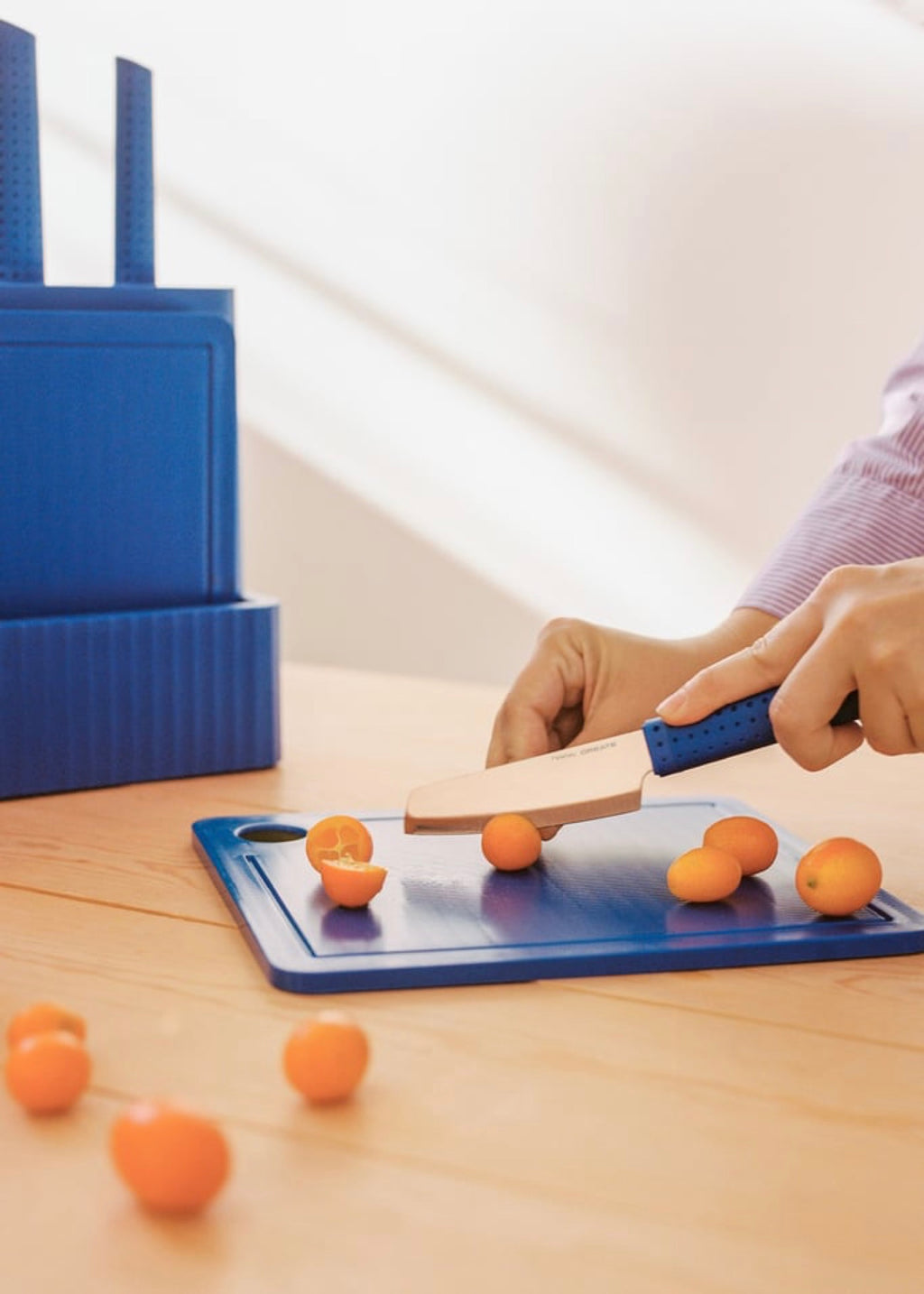 Kitchenware Studio - Set de 2 tablas de cortar + 4 cuchillos de cocina - Azul cobalto