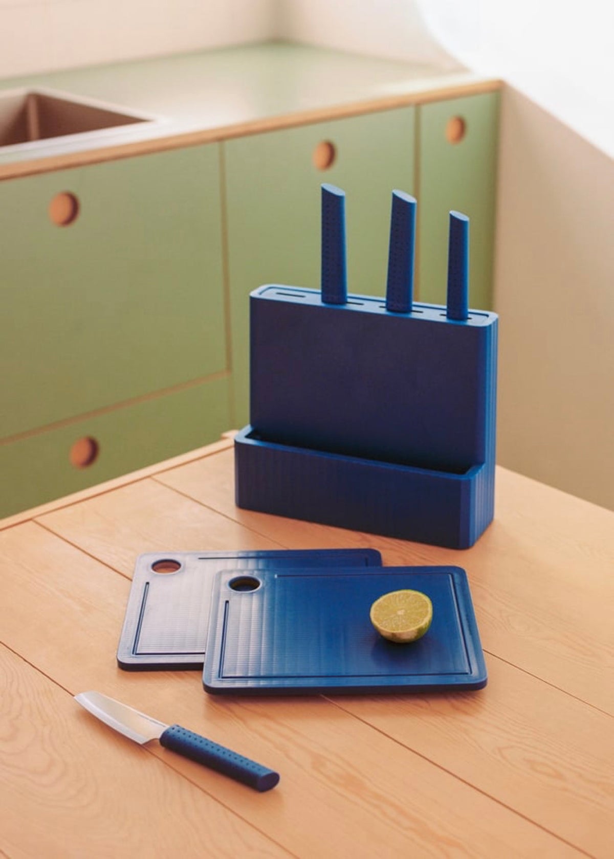 Kitchenware Studio - Set de 2 tablas de cortar + 4 cuchillos de cocina - Azul cobalto