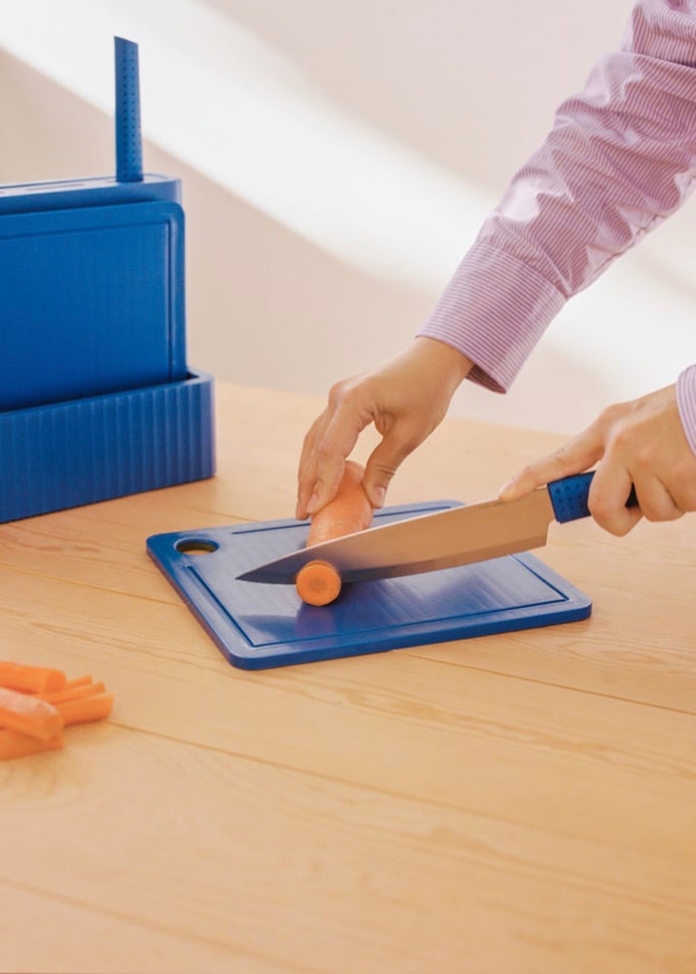Kitchenware Studio - Set de 2 tablas de cortar + 4 cuchillos de cocina - Azul cobalto
