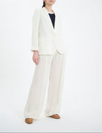 Ines De La Fressange – Giacca Bruna - Bianco, modella con blazer e pantaloni bianchi in lino