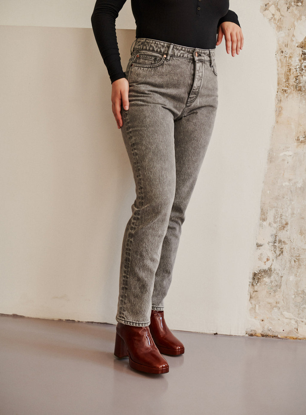 Phoebe Straight-Leg Jeans - Grey