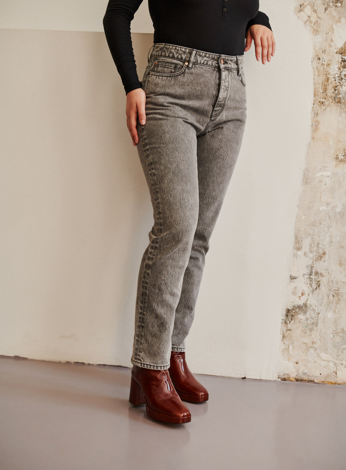 Phoebe Straight-Leg Jeans - Grey