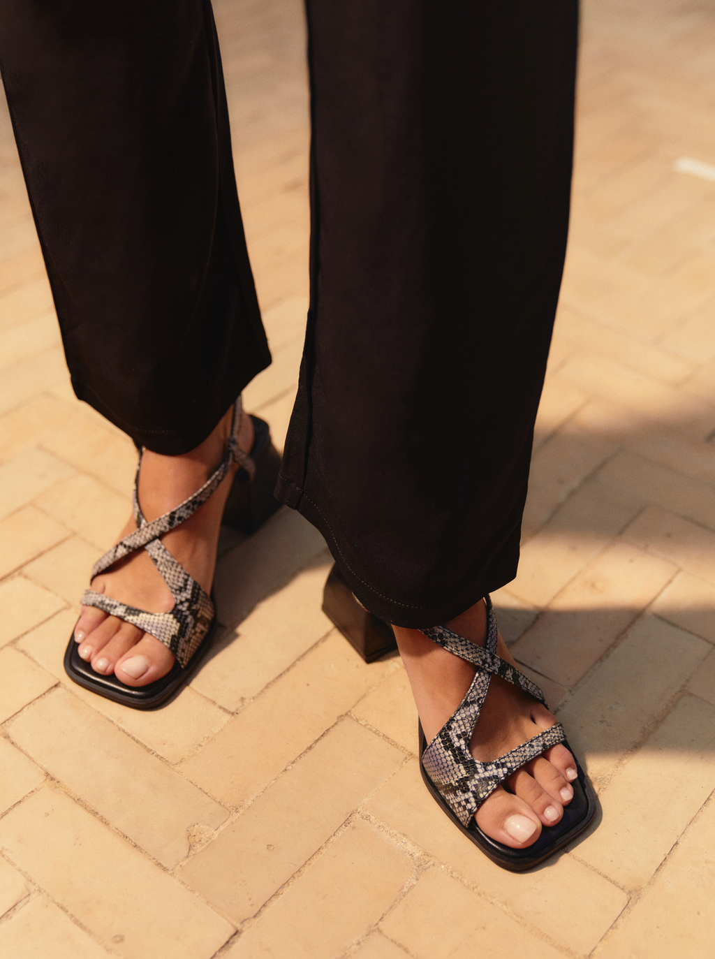Sandalias cuadradas de pitón aplastadas