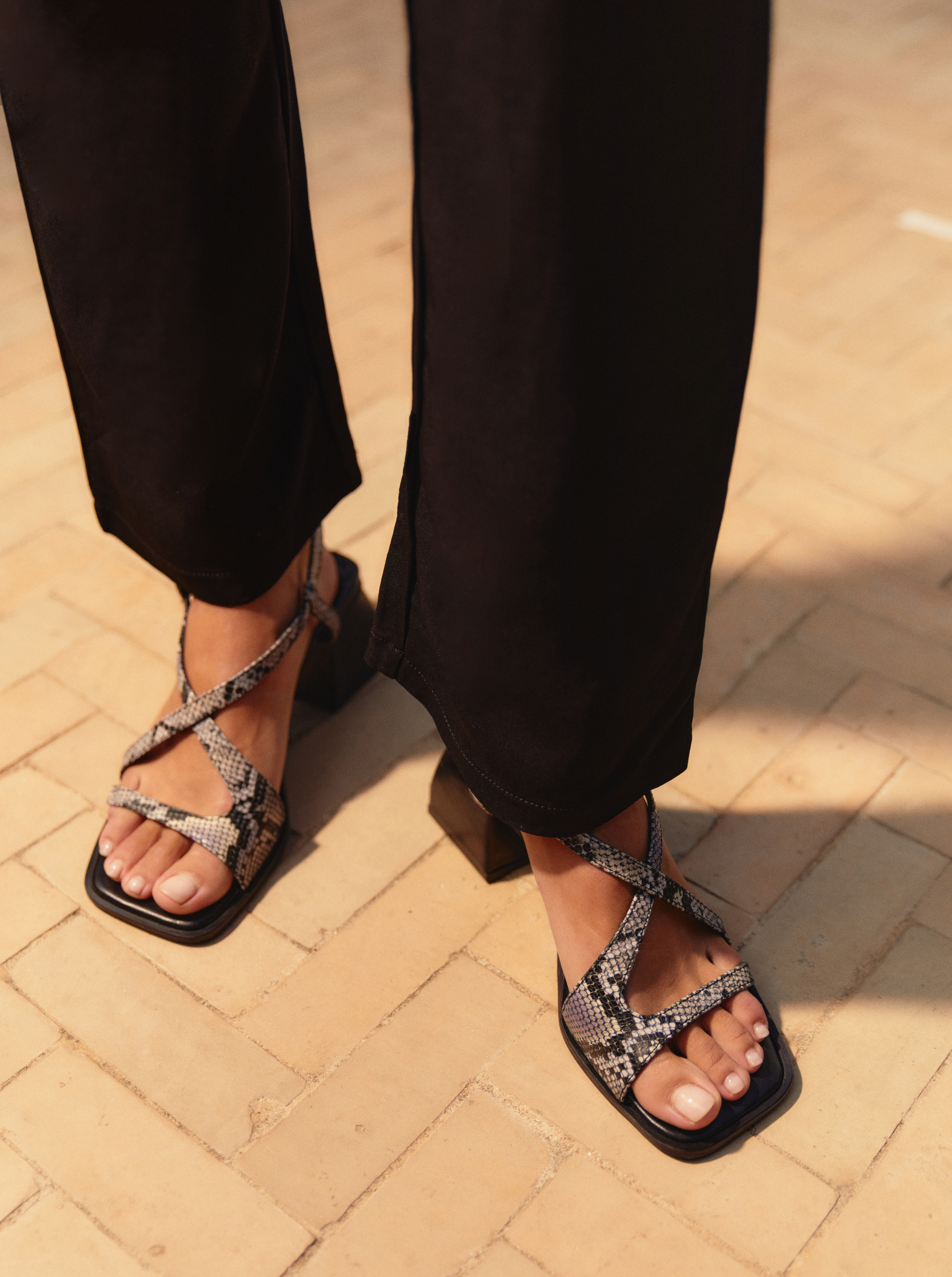 Sandalias cuadradas de pitón aplastadas