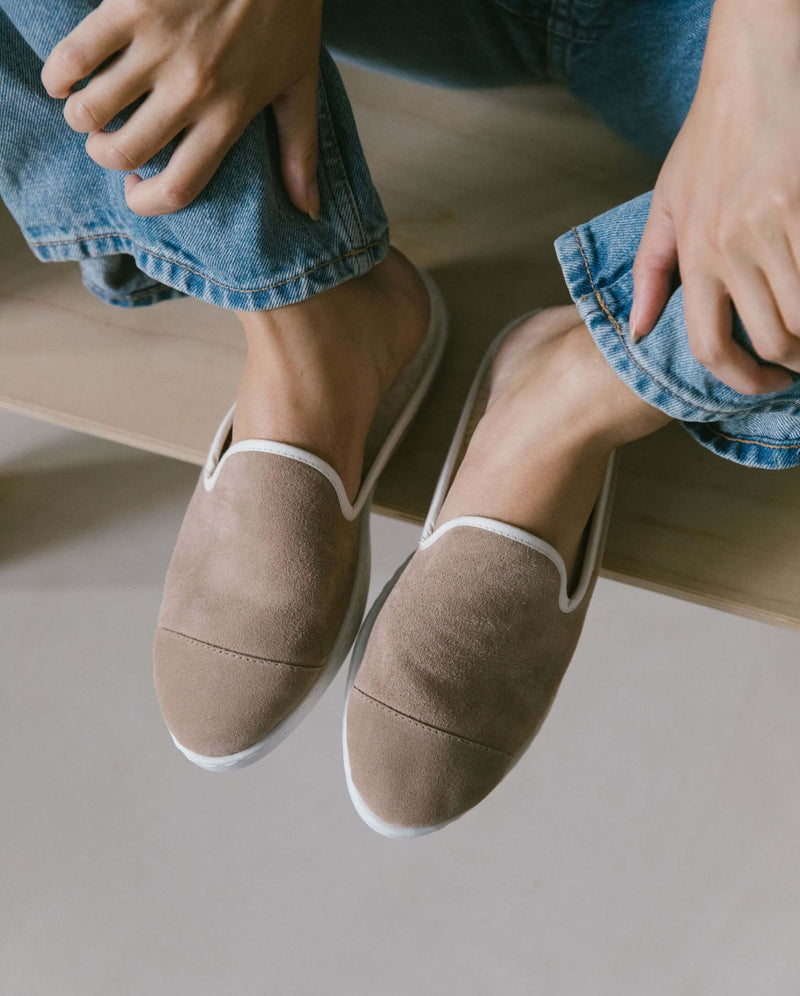 Mule cuir femme taupe Angarde porté haut