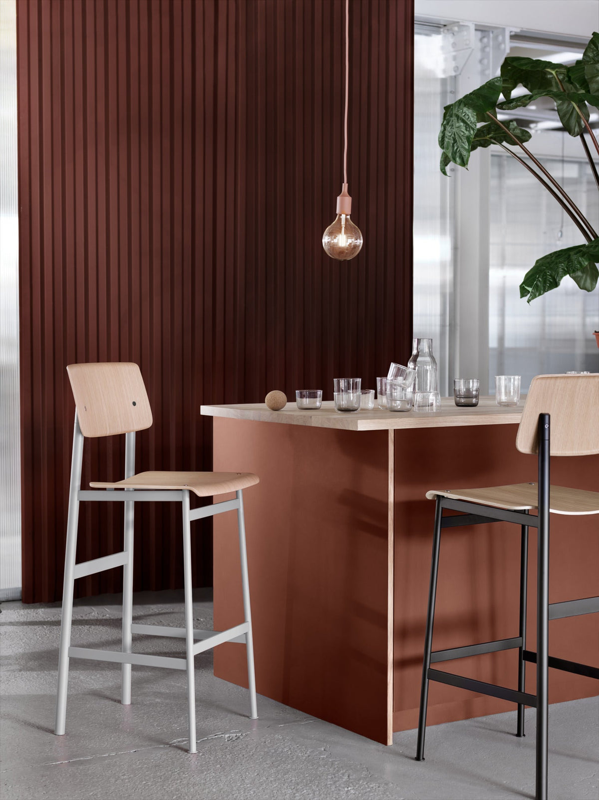 Taburete De Bar Loft De Muuto, 75 Cm, Estructura Acero Negro, Asiento Roble