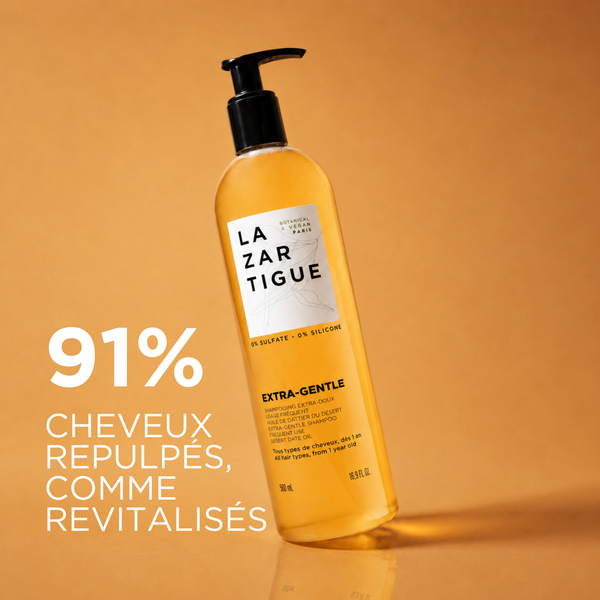 Lazartigue – Shampoing Extra-Gentle 500 ml (extra mildes Shampoo für häufige Haarwäsche), gelbe Shampooflasche mit schwarzer Pumpe vor orangefarbenem Hintergrund