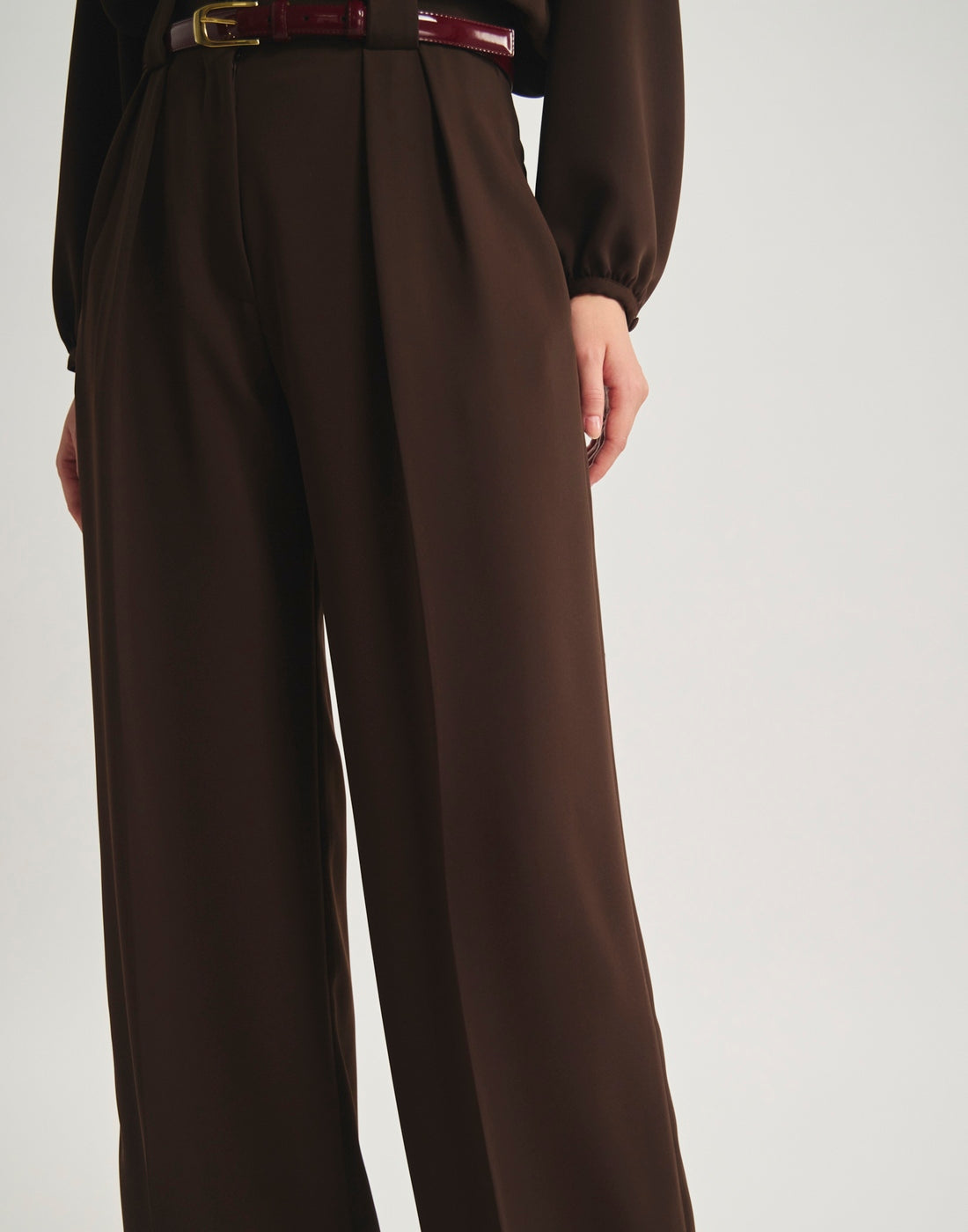 Ines De La Fressange – Hose Marlene - Dunkelbraun, dunkelbraune Hose an einem Model, Seitenansicht