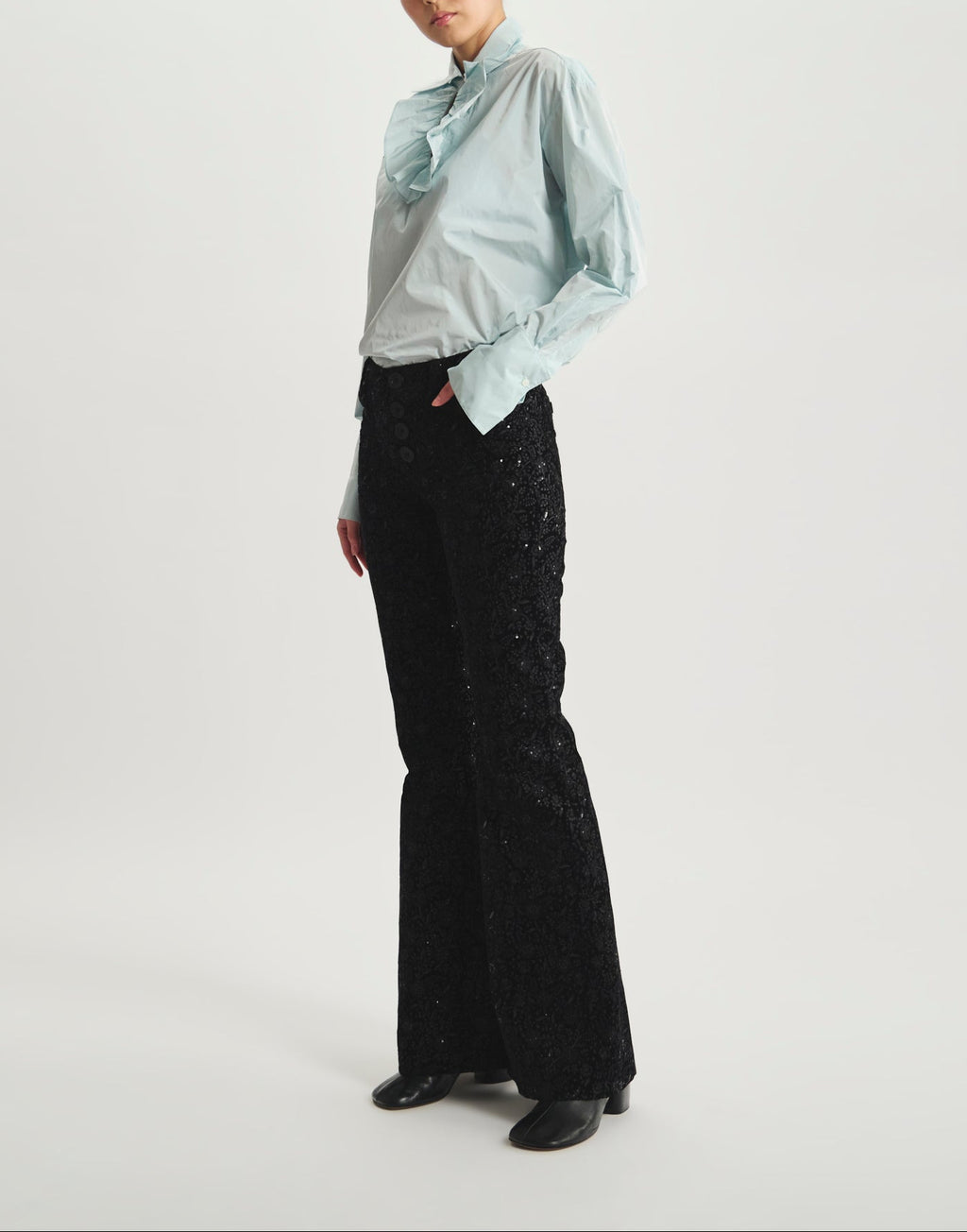 Ines De La Fressange – Pantaloni Charlotte - Nero, modella che indossa una camicia celeste e pantaloni neri con paillettes