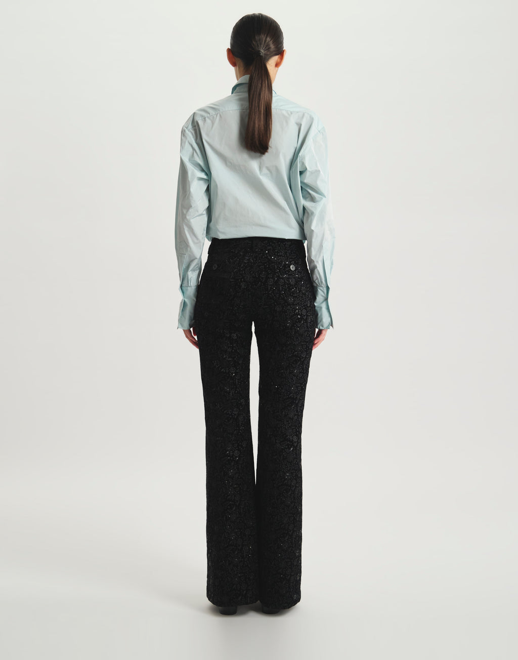 Ines De La Fressange – Pantaloni Charlotte - Nero, modella di spalle che indossa una camicia celeste e pantaloni neri