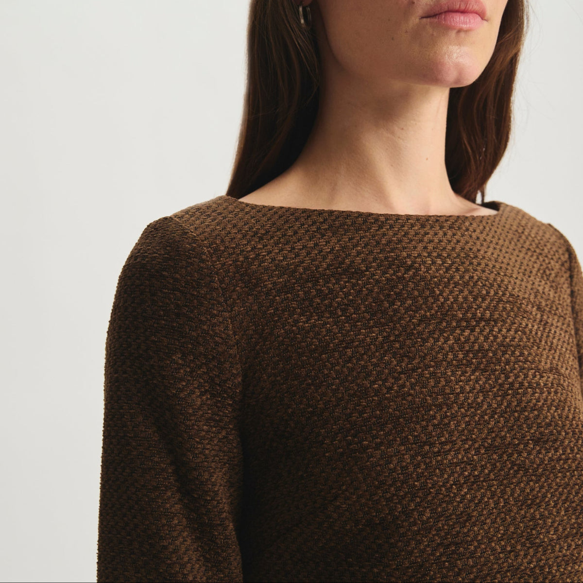 Ines De La Fressange – Kleid Megan – Braun, Nahaufnahme des Oberkörpers einer Frau mit braunem, strukturiertem Pullover