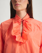 Ines De La Fressange – Chemise Ortiz - Corail, model iført orange skjorte med flæser, set forfra