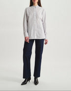 Ines De La Fressange – Camisa Ollie - A rayas Azul Rojo, modelo mujer con camisa a rayas y pantalón azul marino