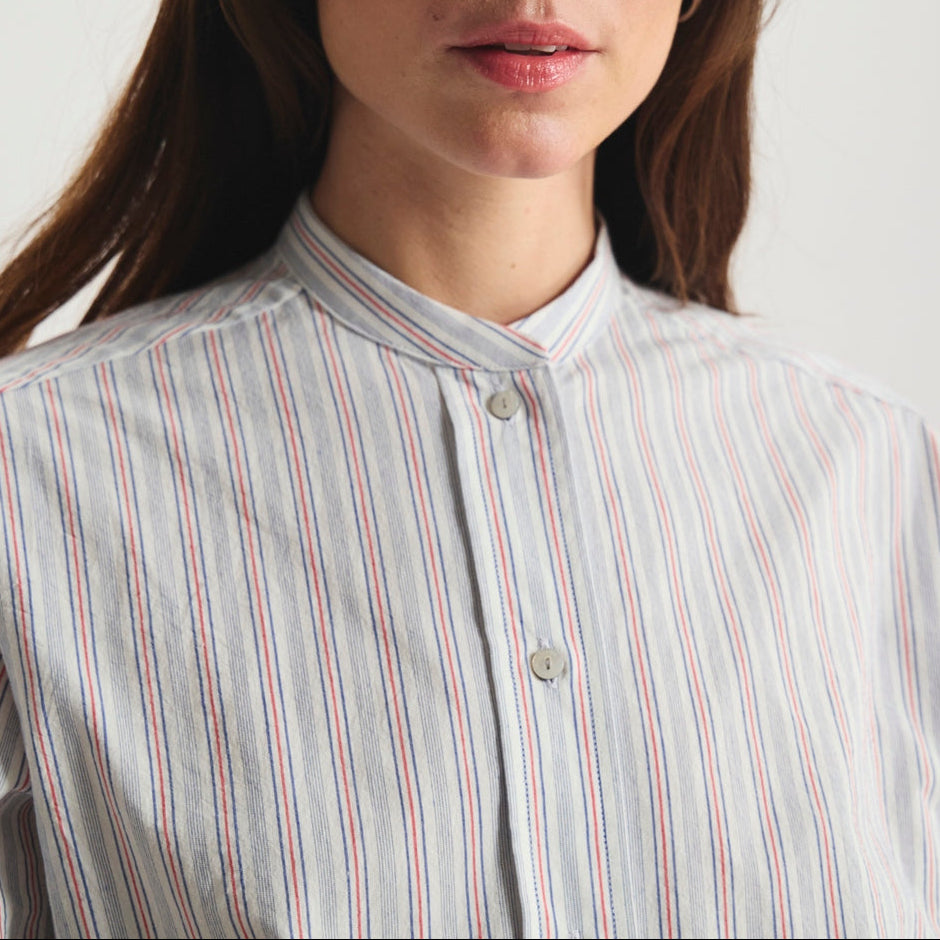 Ines De La Fressange – Camisa Ollie - A rayas Azul Rojo, modelo mujer con camisa a rayas blancas, rojas y azules