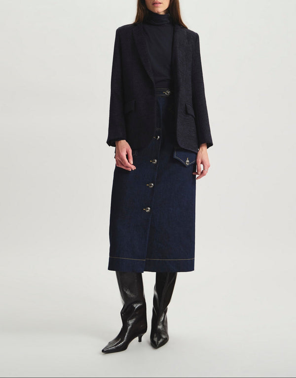 Ines De La Fressange – Mantel Bruna - Marineblau, weibliches Model in Vorderansicht in einem Blazer und einem Jeansrock