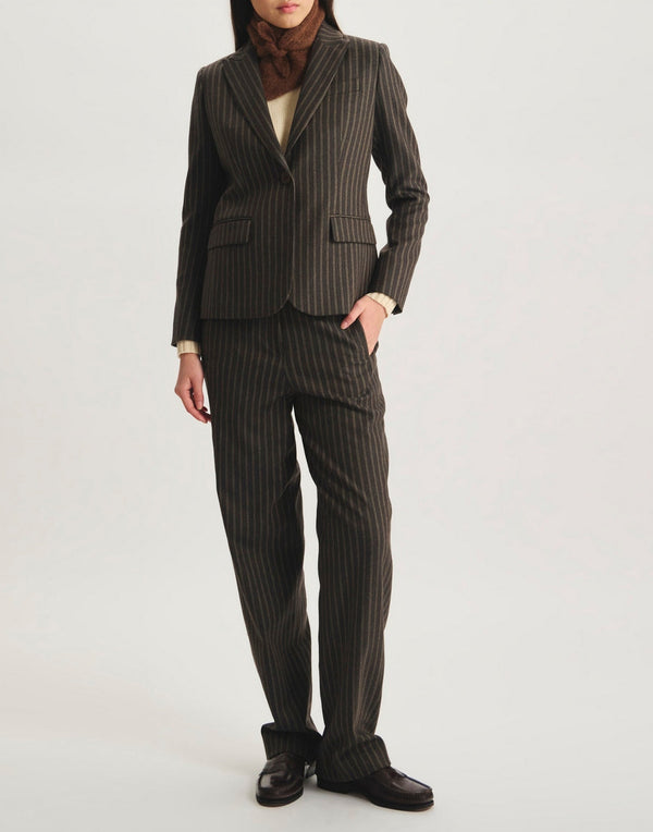Ines De La Fressange – Chaqueta Nicoletta - Verde Oscuro, modelo con traje marrón de raya diplomática, vista de frente