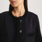 Ines De La Fressange – Jacke Adelaide - Marineblau, Frau trägt eine marineblaue Tweedjacke, Dreiviertelansicht
