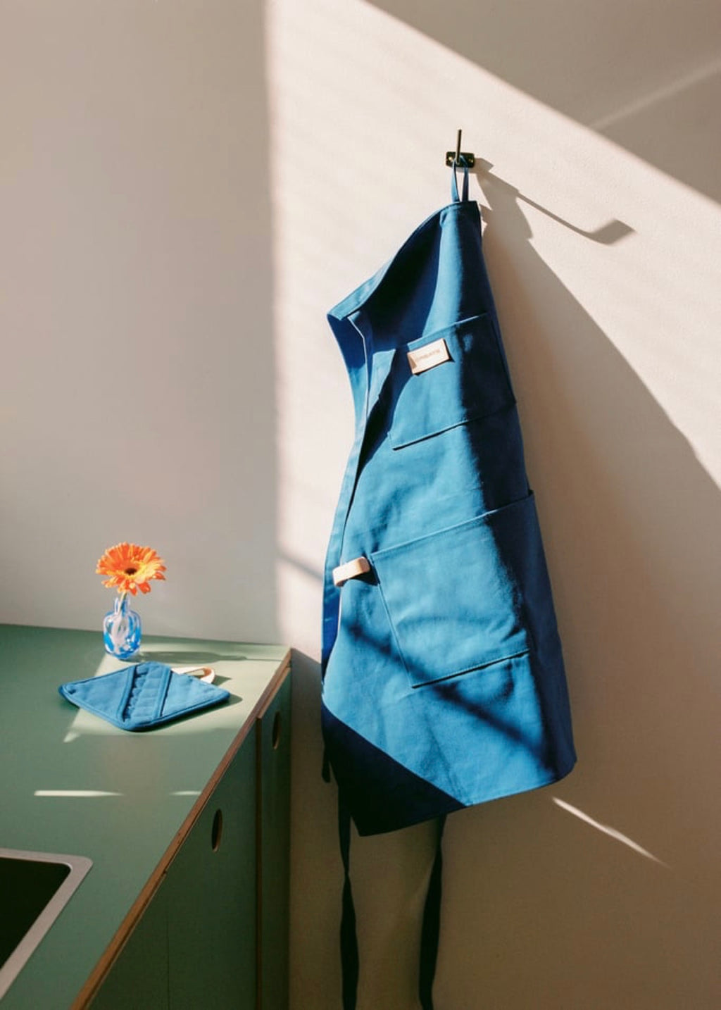 Kitchenware Studio - Pack Tablier + Manique Carrée - Bleu Cobalt